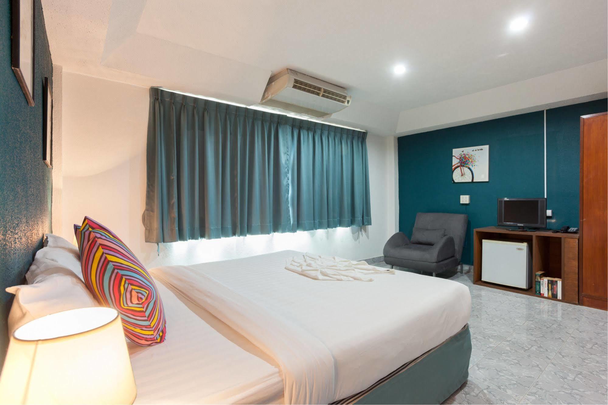 Simple Boutique Seabreeze Hotel Patong Bagian luar foto