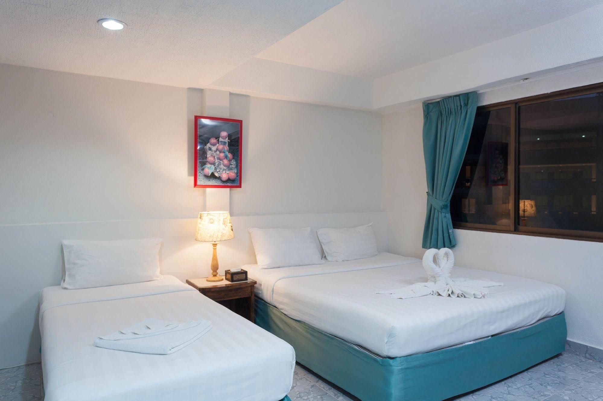 Simple Boutique Seabreeze Hotel Patong Bagian luar foto