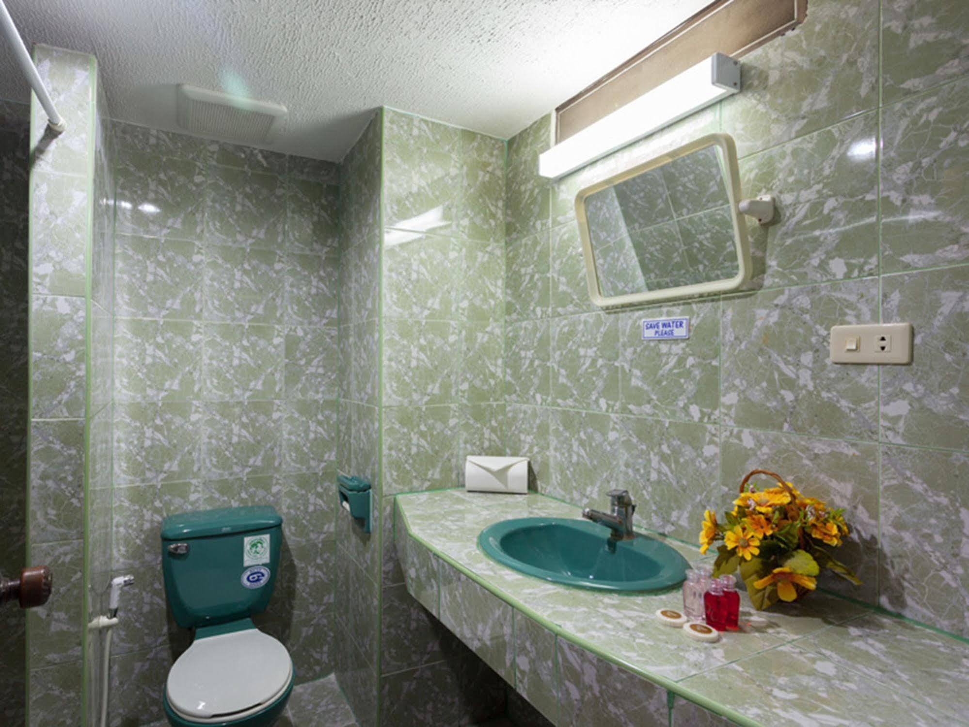 Simple Boutique Seabreeze Hotel Patong Bagian luar foto