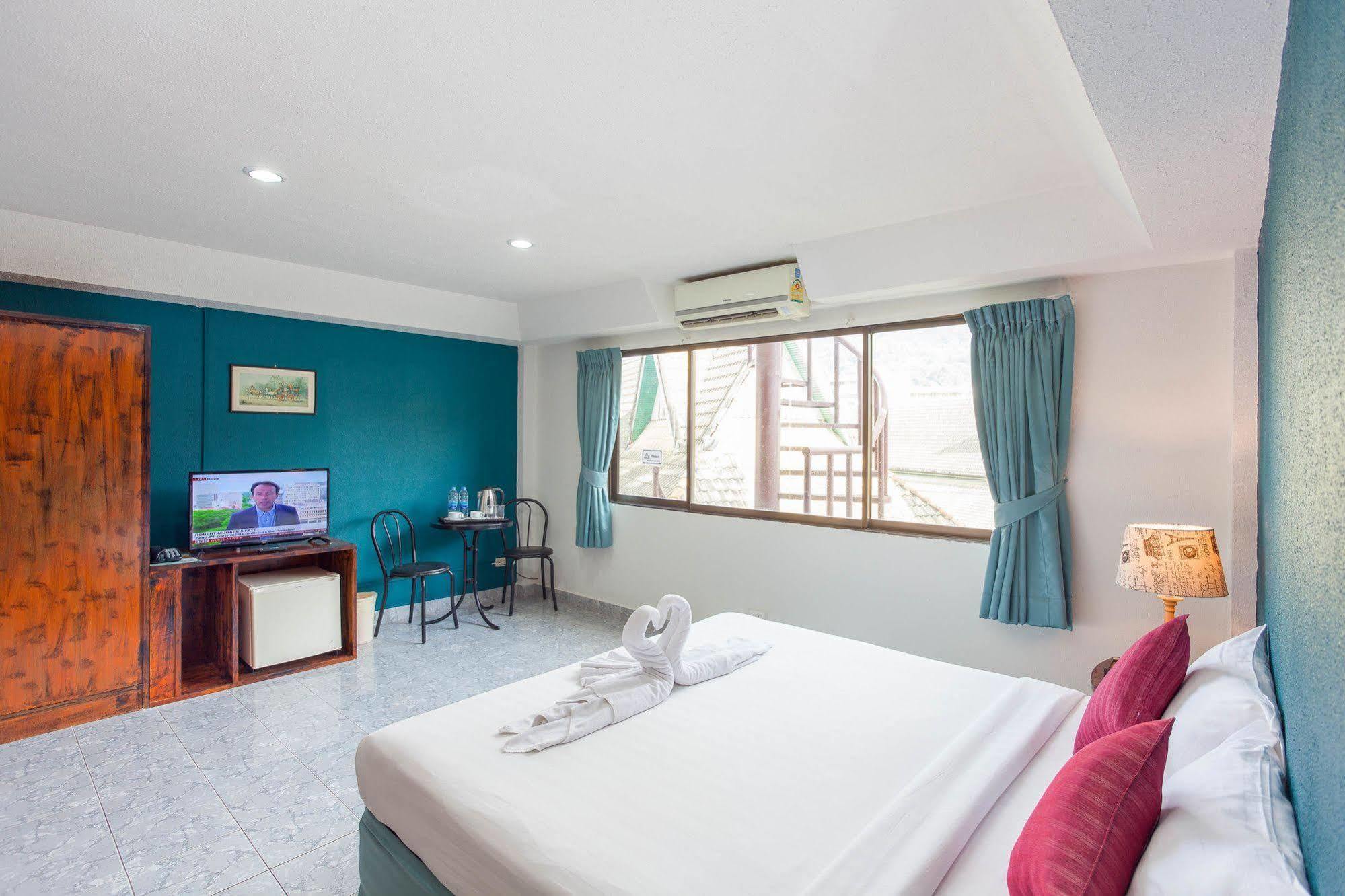 Simple Boutique Seabreeze Hotel Patong Bagian luar foto