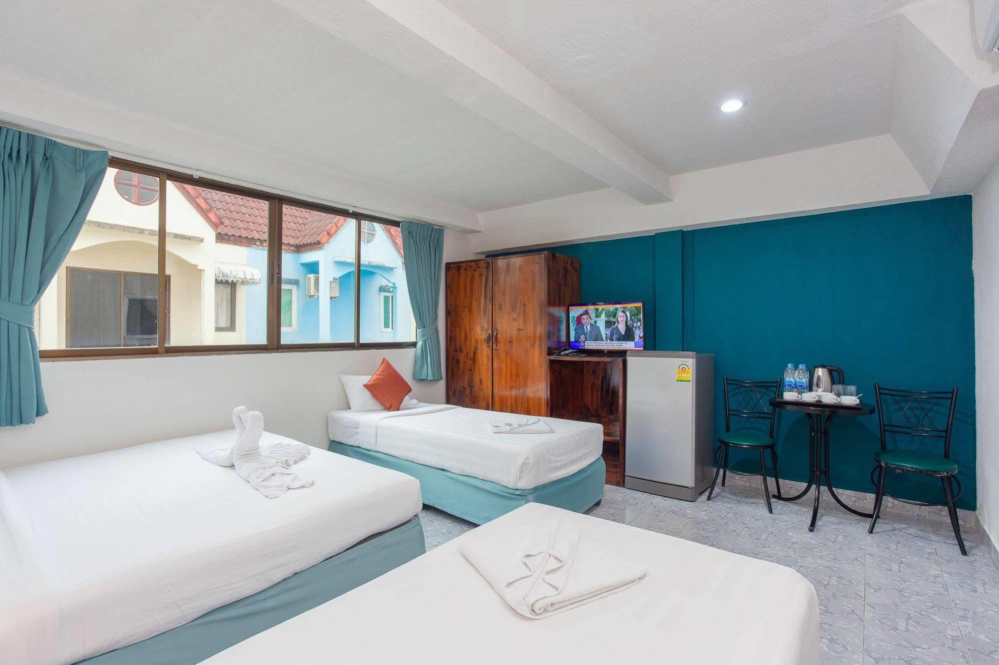 Simple Boutique Seabreeze Hotel Patong Bagian luar foto